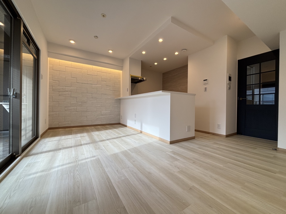 鮮やかなブルーに包まれる。光と風が抜ける「西海岸スタイル」